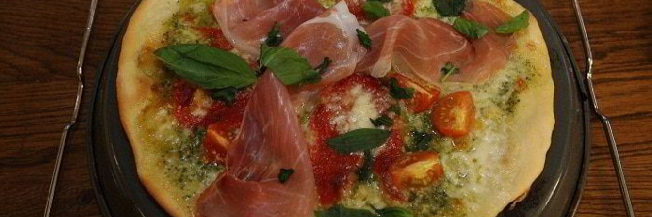 Хрустящая пицца с ветчиной, помидорами и перцем