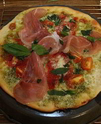 Хрустящая пицца с ветчиной, помидорами и перцем