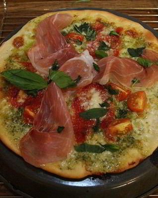 Хрустящая пицца с ветчиной, помидорами и перцем