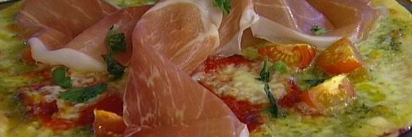 хрустящая пицца с ветчиной, помидорами и перцем