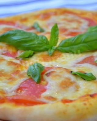 Классическая пицца Маргарита с моцареллой