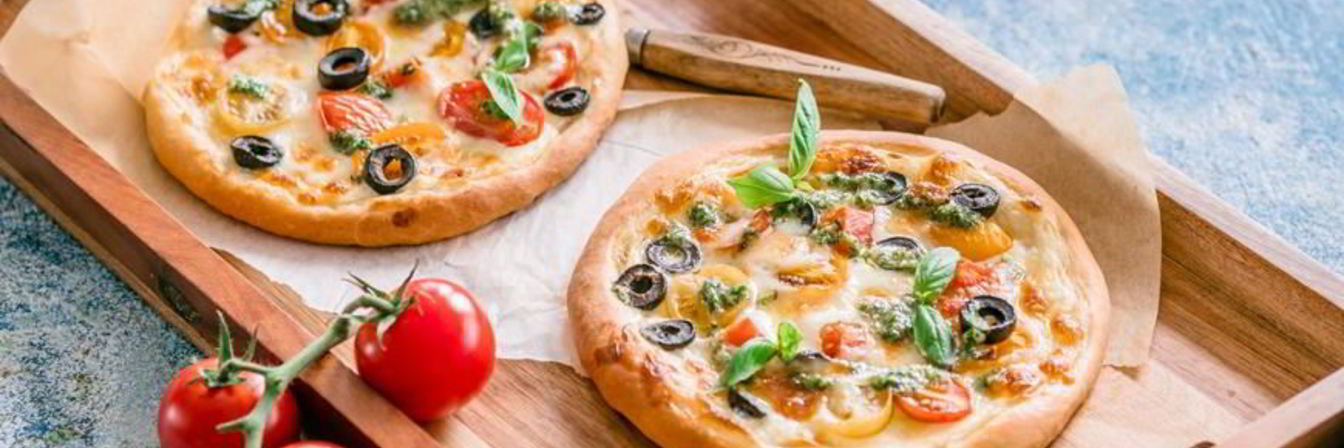 Мини-пицца с томатами и моцареллой