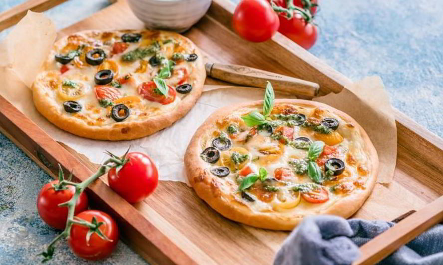 Рецепт мини-пиццы с томатами и моцареллой