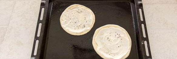 мини-пицца с томатами и моцареллой