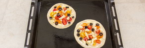 мини-пицца с томатами и моцареллой