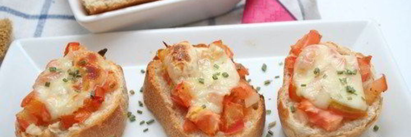 Пицца из багета с ветчиной, маслинами и разноцветными перцами