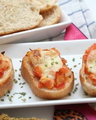 Пицца из багета с ветчиной, маслинами и разноцветными перцами