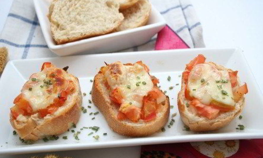 Рецепт пиццы из багета с ветчиной, маслинами и разноцветными перцами