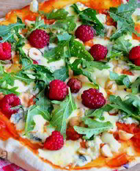 Пицца Малина с руколой и фундуком