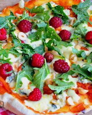 Пицца Малина с руколой и фундуком