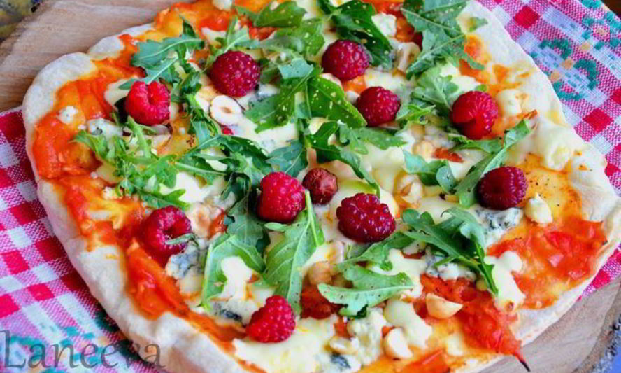 Рецепт пиццы малина с руколой и фундуком