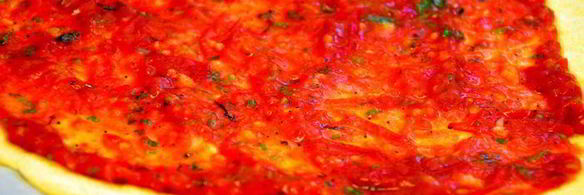 пицца малина с руколой и фундуком