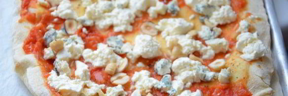 пицца малина с руколой и фундуком