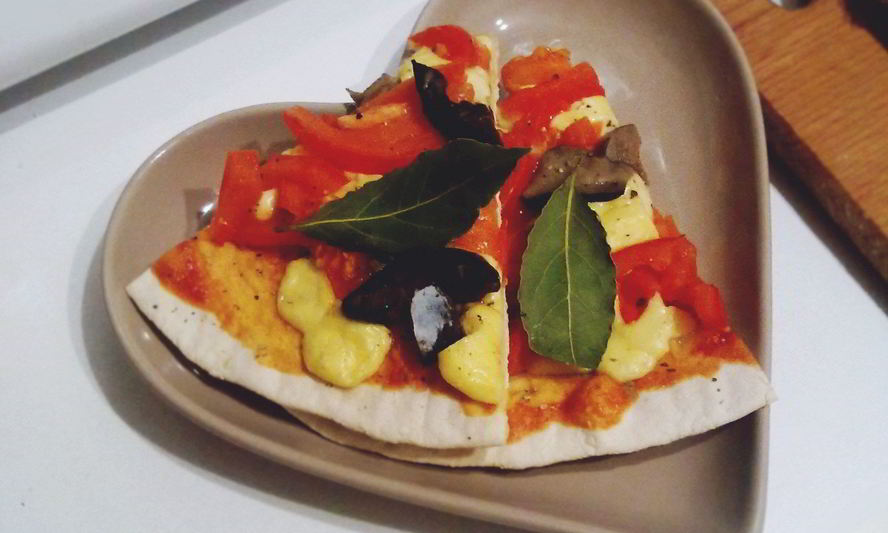 Рецепт пиццы на бездрожжевом тесте с белыми маринованными грибами и гаудой