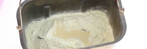 пицца на дрожжевом тесте с колбасой