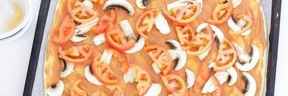 пицца на дрожжевом тесте с колбасой