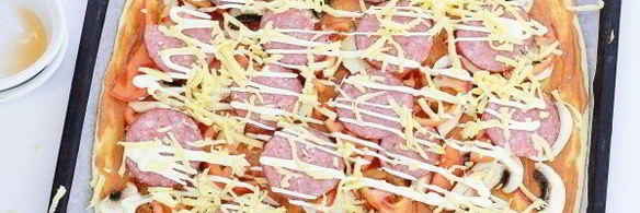 пицца на дрожжевом тесте с колбасой