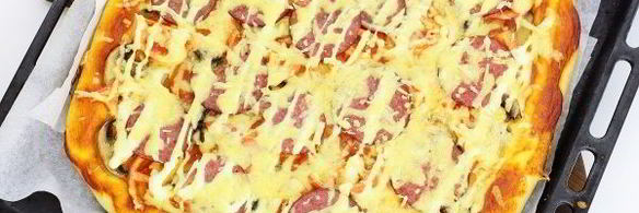 пицца на дрожжевом тесте с колбасой