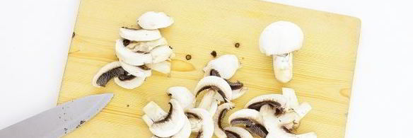 пицца на дрожжевом тесте с колбасой