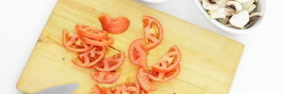 пицца на дрожжевом тесте с колбасой