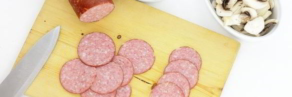 пицца на дрожжевом тесте с колбасой