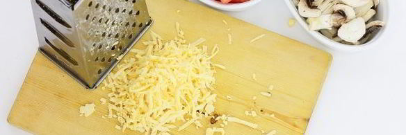 пицца на дрожжевом тесте с колбасой