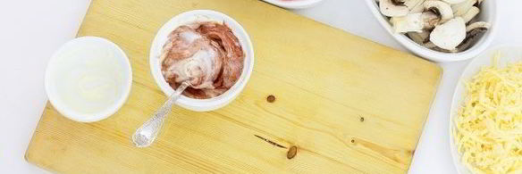 пицца на дрожжевом тесте с колбасой