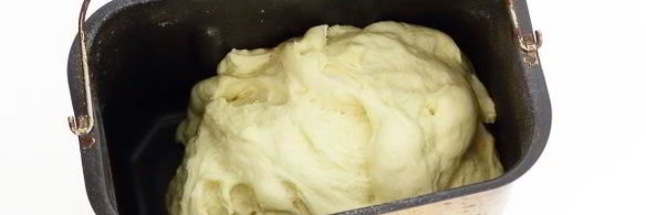 пицца на дрожжевом тесте с колбасой