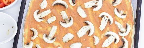 пицца на дрожжевом тесте с колбасой