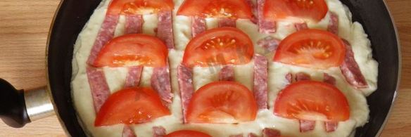 пицца на сковороде за 5 минут с сыром и колбасой