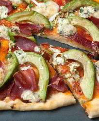 Пицца с авокадо