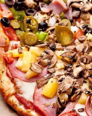 Пицца с грибами и зеленью