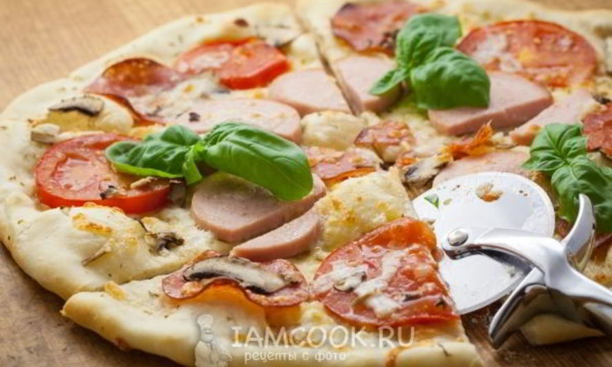 Рецепт пиццы с грибами, колбасой и помидорами