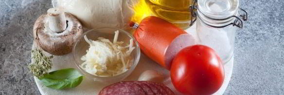пицца с грибами, колбасой и помидорами
