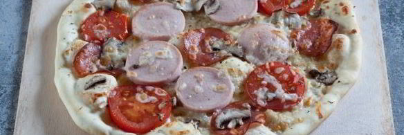 пицца с грибами, колбасой и помидорами