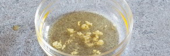 пицца с грибами, колбасой и помидорами