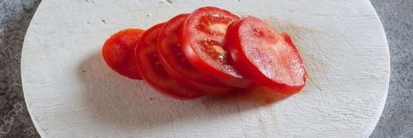 пицца с грибами, колбасой и помидорами