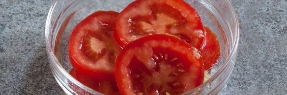 пицца с грибами, колбасой и помидорами