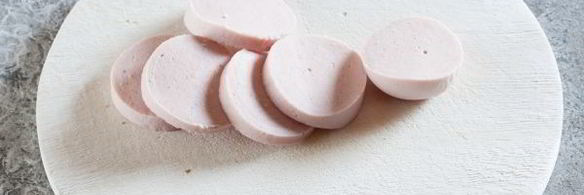 пицца с грибами, колбасой и помидорами