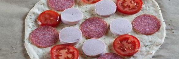 пицца с грибами, колбасой и помидорами