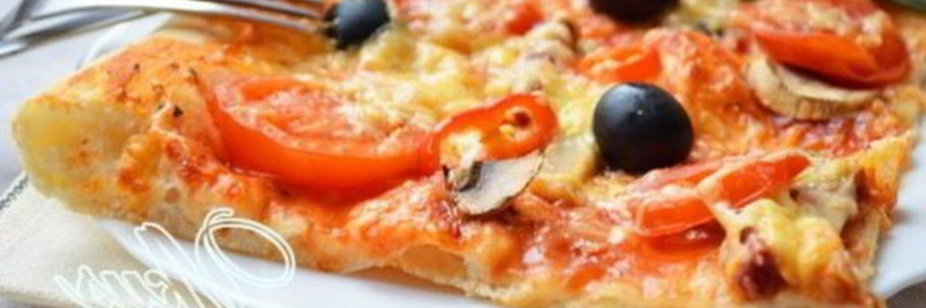 Пицца с грибамии и колбасой