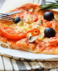 Пицца с грибамии и колбасой