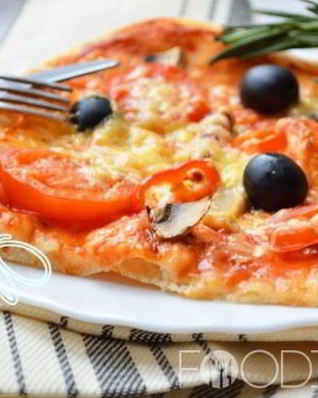 Пицца с грибамии и колбасой