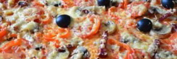 пицца с грибамии и колбасой