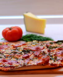 Пицца с грудинкой, сыром и рукколой