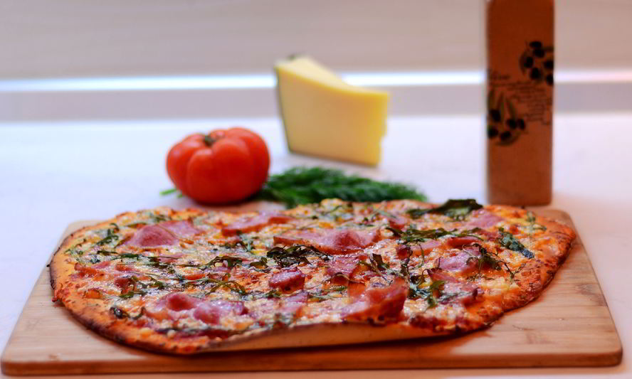 Рецепт пиццы с грудинкой, сыром и рукколой