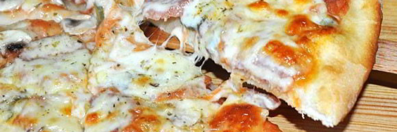 Пицца с колбасой и грибами