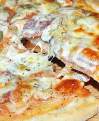 Пицца с колбасой и грибами