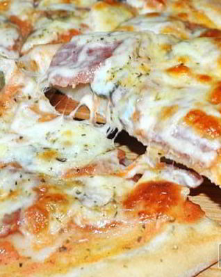 Пицца с колбасой и грибами