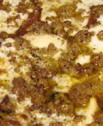 Пицца с колбасой